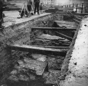 43671 Afbeelding van opgravingen ter hoogte van de Zandbrug over de Oudegracht.